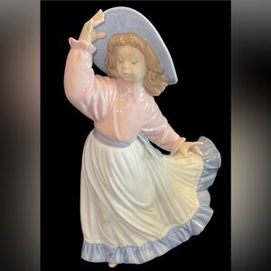 Lladro Nao Figurine Cought In The Breeze 5640 Girl
